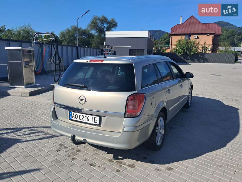 Універсал Opel Astra 2010 в Хусті