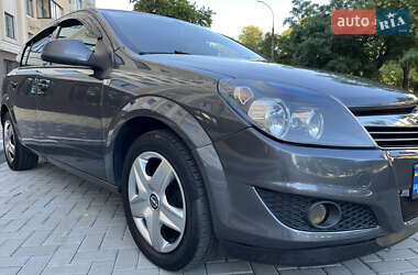 Хэтчбек Opel Astra 2012 в 