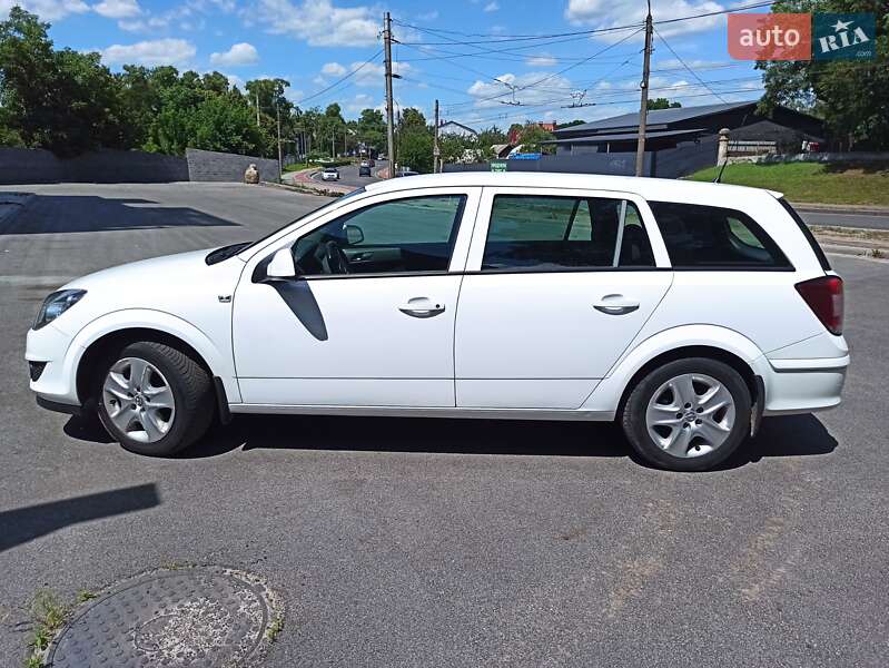 Универсал Opel Astra 2012 в Чернигове