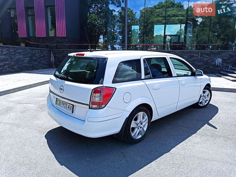 Универсал Opel Astra 2012 в Чернигове