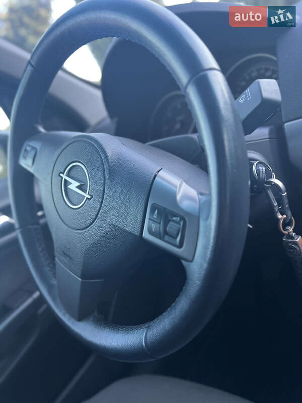 Хетчбек Opel Astra 2006 в Горішніх Плавнях