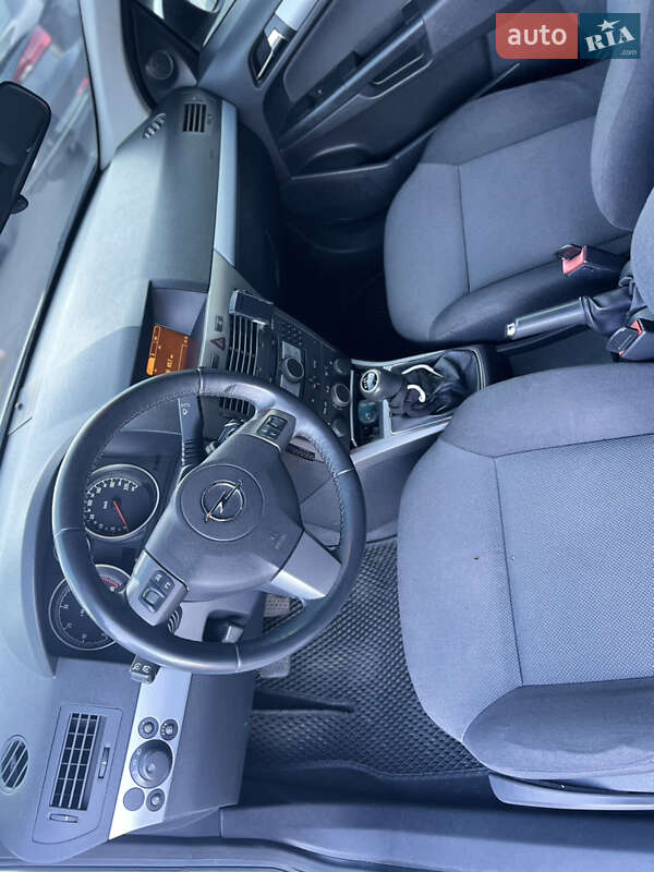 Хетчбек Opel Astra 2006 в Горішніх Плавнях