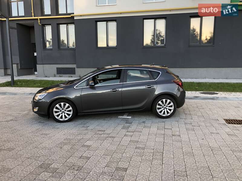 Хэтчбек Opel Astra 2012 в Львове