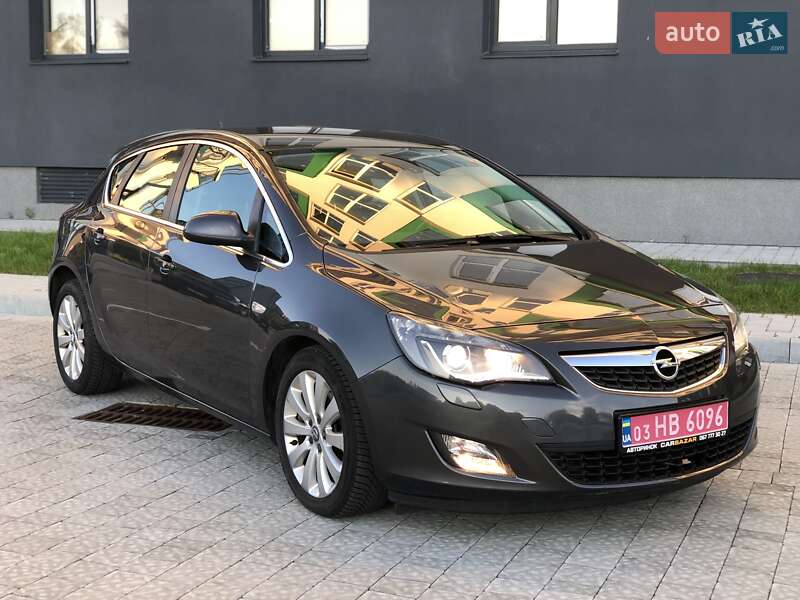 Хэтчбек Opel Astra 2012 в Львове