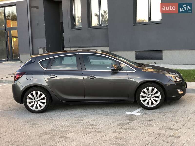 Хэтчбек Opel Astra 2012 в Львове