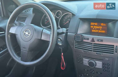Хэтчбек Opel Astra 2005 в 