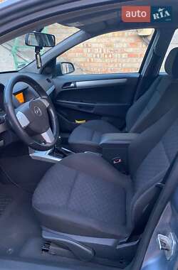 Хэтчбек Opel Astra 2004 в 