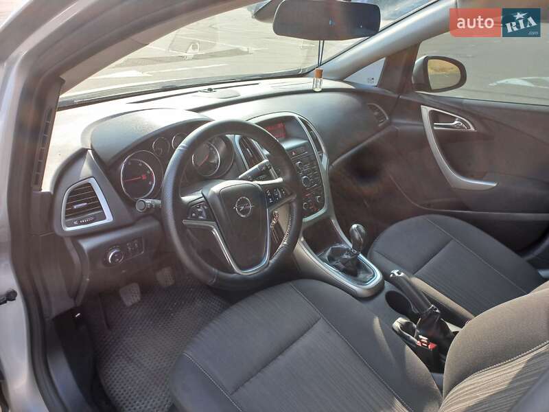 Универсал Opel Astra 2011 в Киеве
