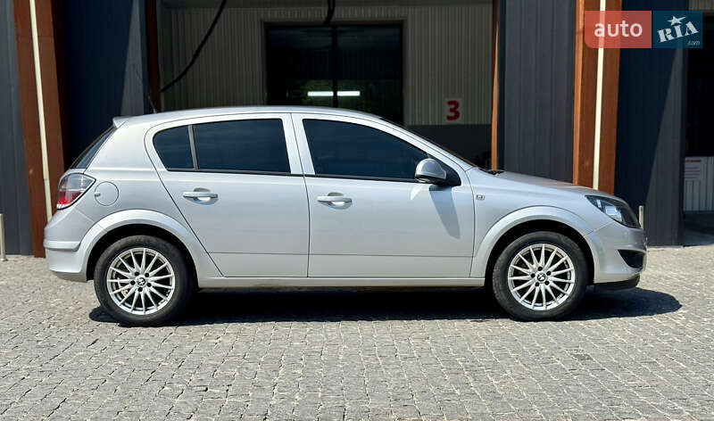Хэтчбек Opel Astra 2013 в Киеве