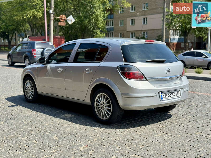 Хэтчбек Opel Astra 2013 в Киеве