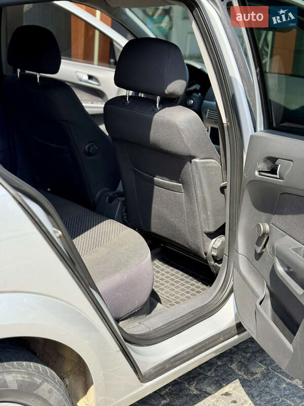 Хэтчбек Opel Astra 2013 в Киеве