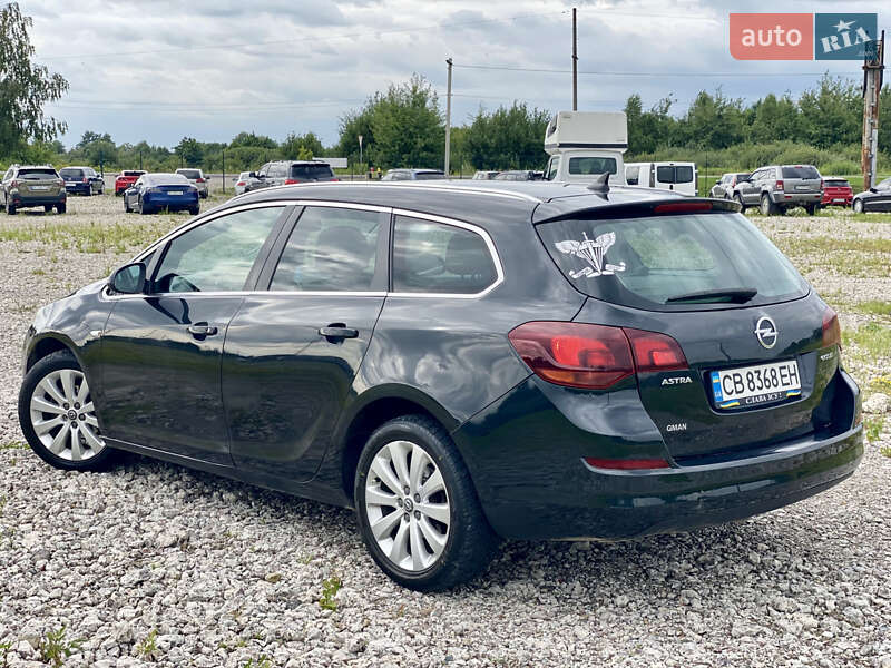 Універсал Opel Astra 2011 в Новояворівську
