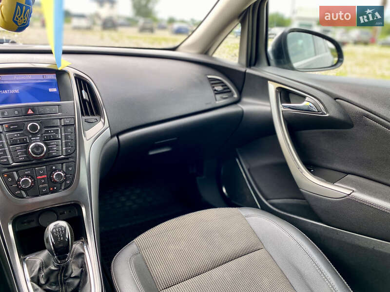 Універсал Opel Astra 2011 в Новояворівську