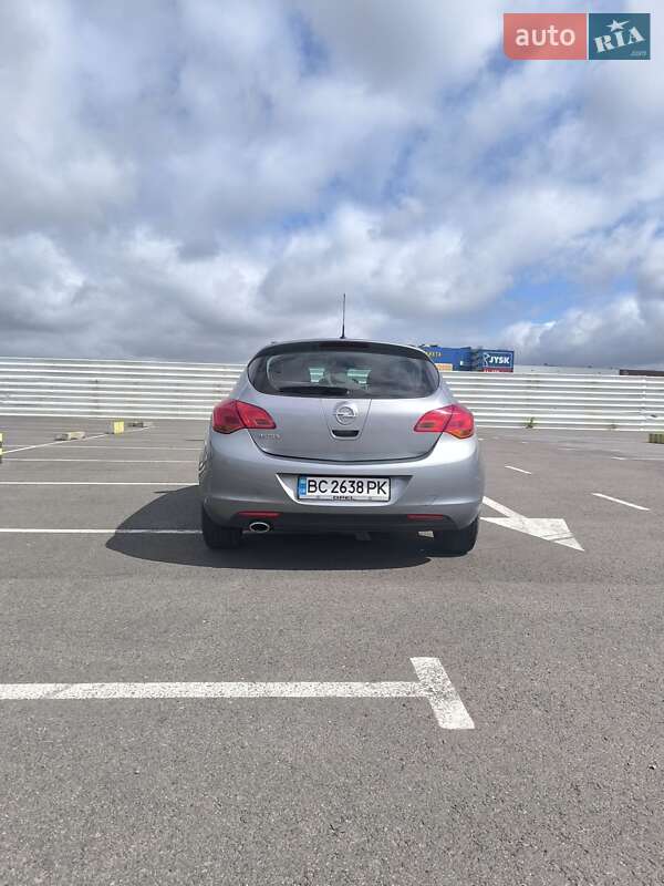 Хетчбек Opel Astra 2011 в Львові
