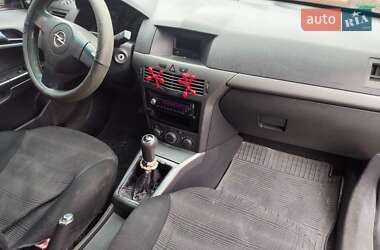 Хэтчбек Opel Astra 2005 в 