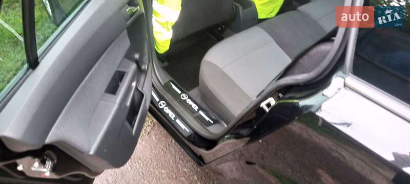 Универсал Opel Astra 2006 в Карловке