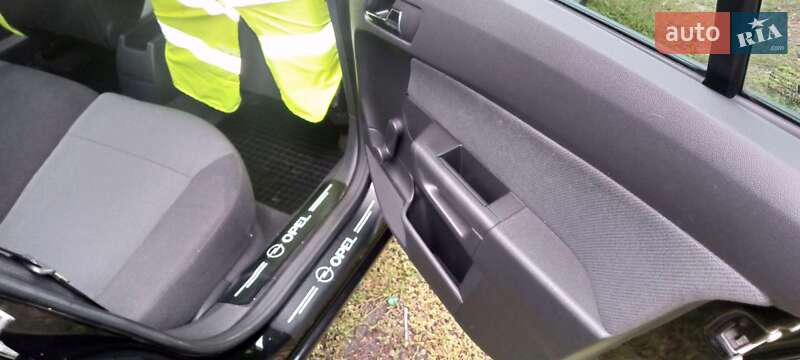 Универсал Opel Astra 2006 в Карловке