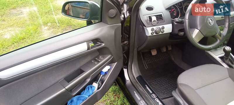 Универсал Opel Astra 2006 в Карловке