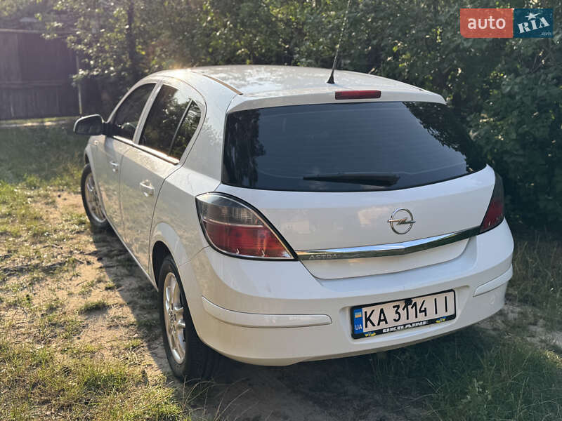 Хэтчбек Opel Astra 2012 в Черновцах