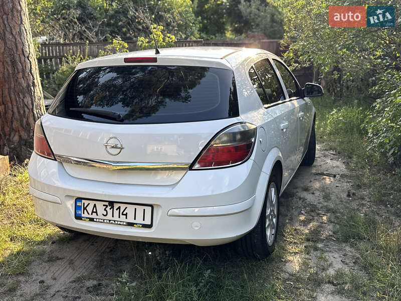 Хэтчбек Opel Astra 2012 в Черновцах