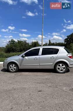 Хэтчбек Opel Astra 2005 в 
