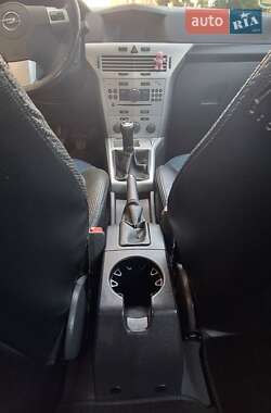 Хетчбек Opel Astra 2011 в 