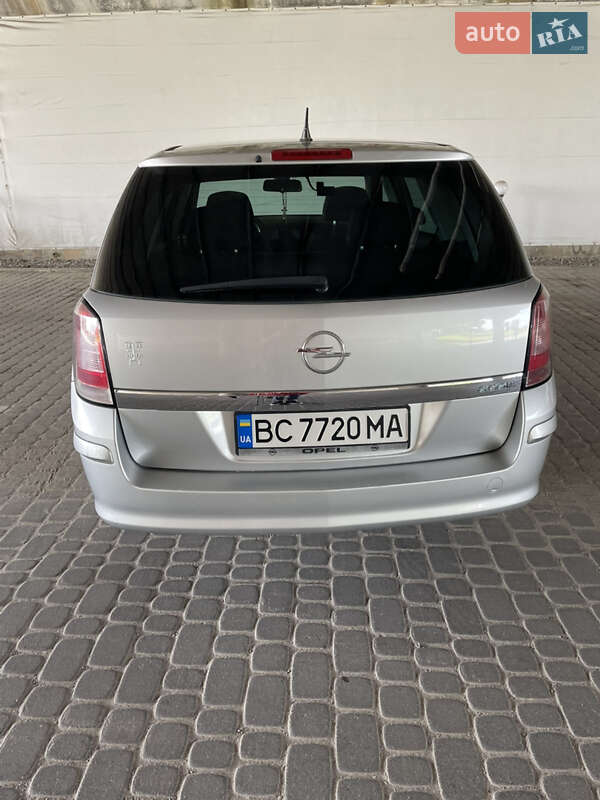 Універсал Opel Astra 2010 в Львові