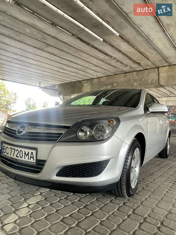 Універсал Opel Astra 2010 в Львові