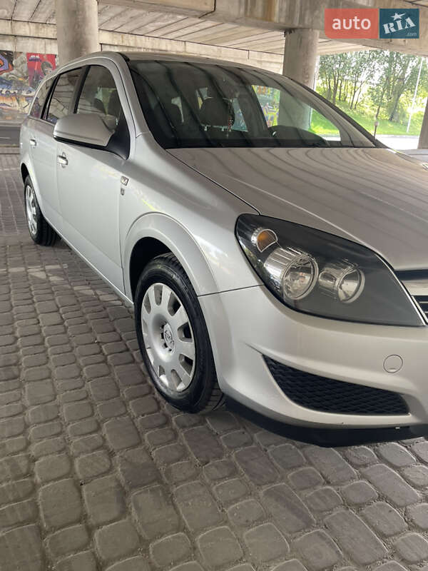 Універсал Opel Astra 2010 в Львові