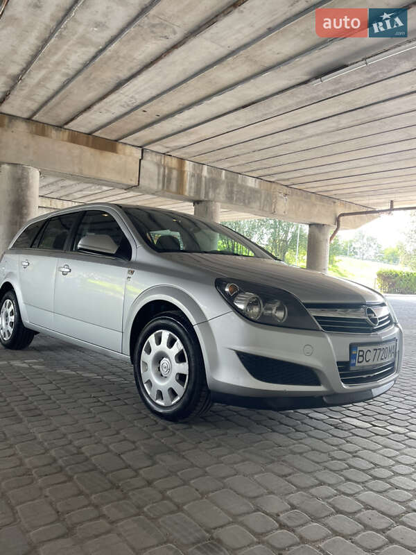 Універсал Opel Astra 2010 в Львові