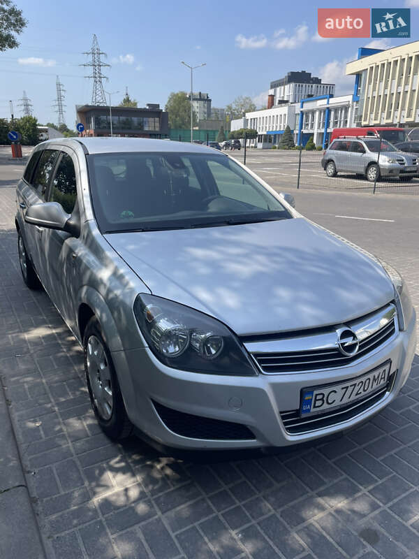 Універсал Opel Astra 2010 в Львові