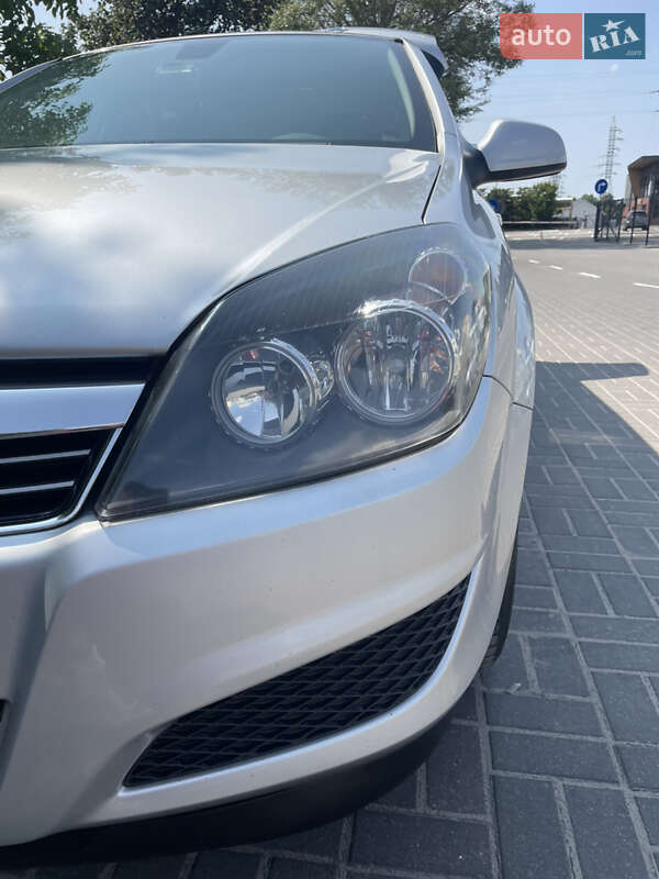 Універсал Opel Astra 2010 в Львові