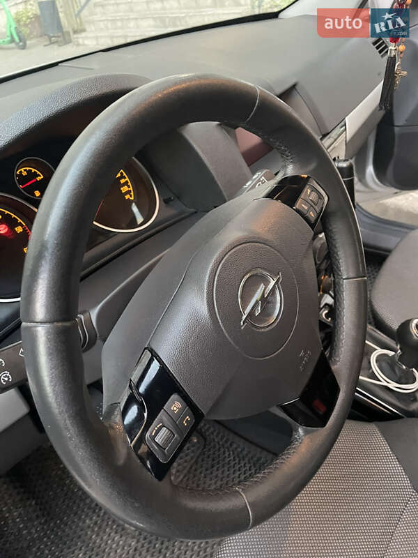 Універсал Opel Astra 2010 в Львові