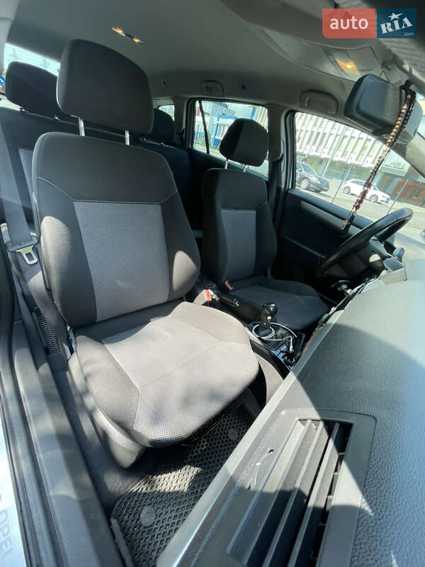 Універсал Opel Astra 2010 в Львові