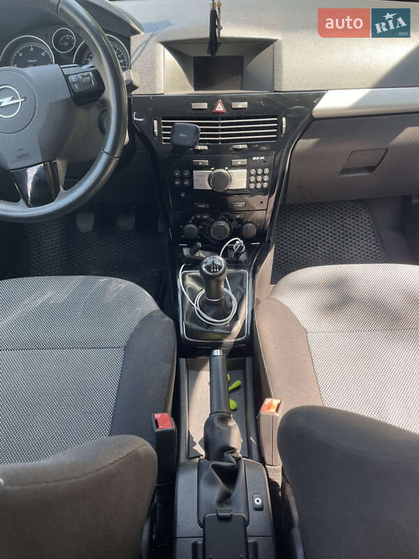 Універсал Opel Astra 2010 в Львові