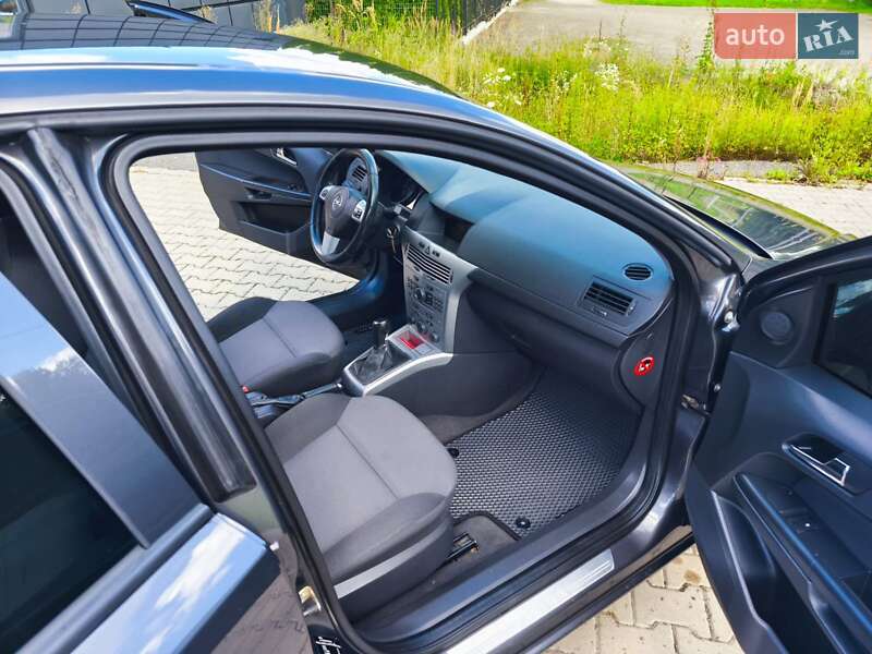 Седан Opel Astra 2011 в Трускавце