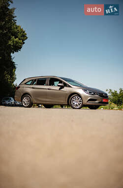 Универсал Opel Astra 2015 в Бурштыне