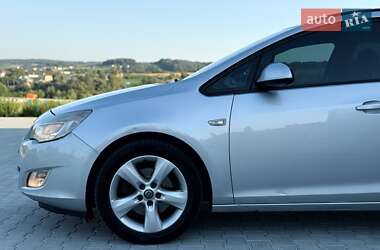 Универсал Opel Astra 2012 в 