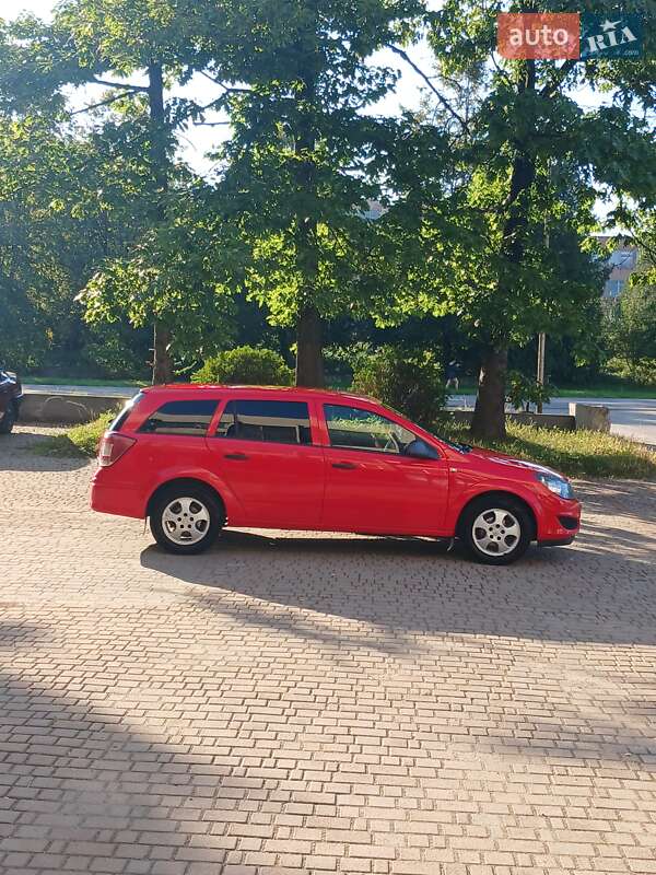 Универсал Opel Astra 2010 в Долине