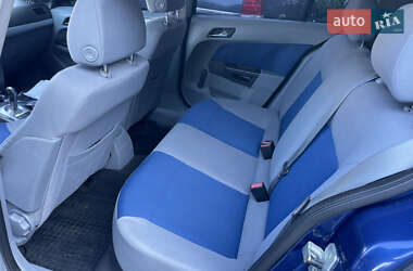 Хэтчбек Opel Astra 2005 в 