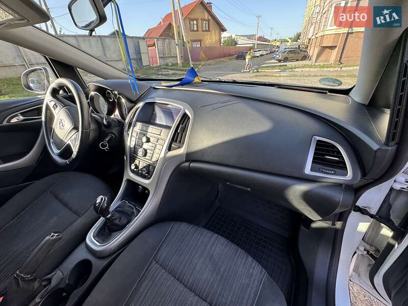 Универсал Opel Astra 2011 в Вышгороде