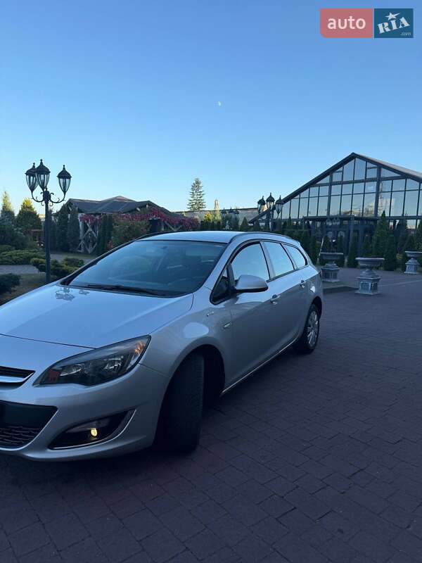 Универсал Opel Astra 2013 в Стрые