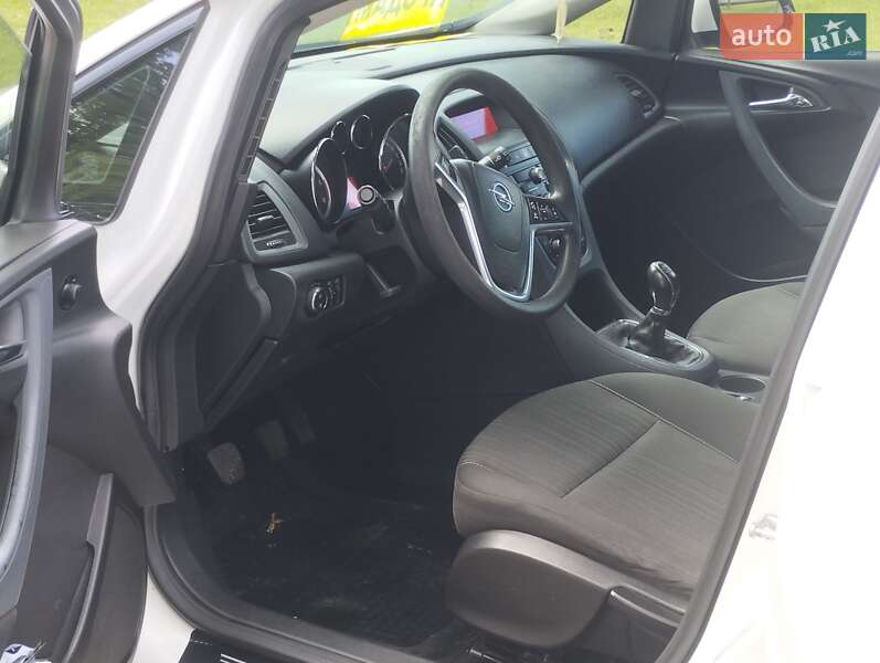 Универсал Opel Astra 2012 в Теофиполе