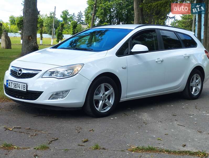 Универсал Opel Astra 2012 в Теофиполе