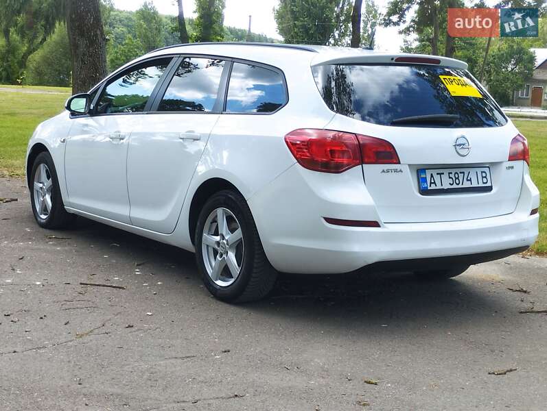 Универсал Opel Astra 2012 в Теофиполе