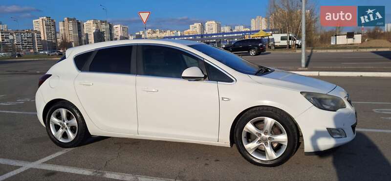 Универсал Opel Astra 2011 в Киеве