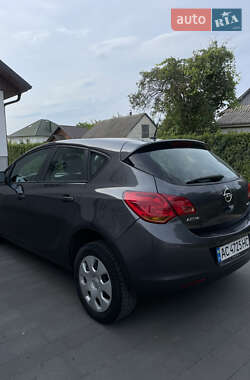 Хэтчбек Opel Astra 2012 в 