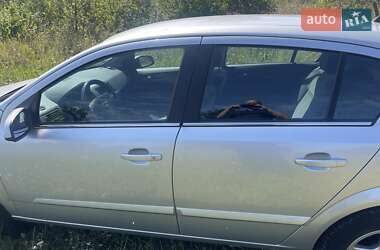 Хэтчбек Opel Astra 2004 в 