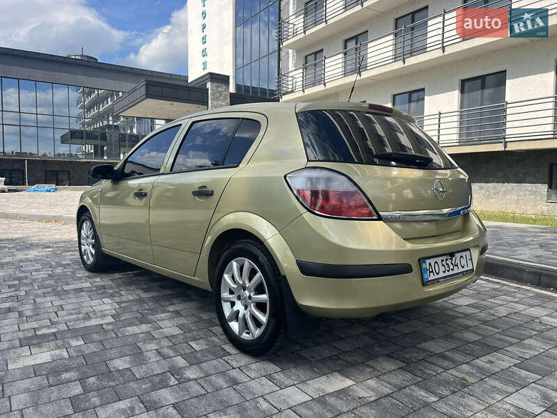 Хэтчбек Opel Astra 2005 в Мукачево