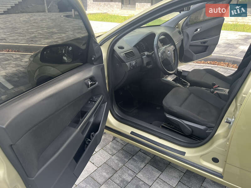 Хэтчбек Opel Astra 2005 в Мукачево